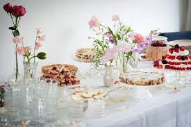 goed gevulde taartentafel met bloem decoratie taarten en glazen taart tafel bruiloft taart tafel taart tafel verjaardag