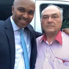 Existem pessoas que nos ensinam pra vida, não apenas por um instante. E  aprendi com este homem que é possível ajudar as pessoas, não com dinheiro,  mas com caráter. Nunca recebi um