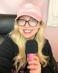 Guess What This Will Be My Last Picture With Me Wearing Glasses I Mean Dont Get Me Wrong I Know I Still Look Cute Wit How To Wear Wearing Glasses Glasses