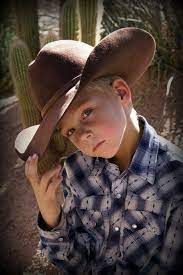 Tip Your Hat To The Ladies It Is So Nice To See That When The Fellas Have The Manners To Do It Only Caballos Y Ninos Vaquero Pequeno Sesion