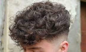 Capelli ricci uomo corti, lunghi, rasati ai lati o con ciuffo. Capelli Ricci Uomo Come Farli E Curarli Foto Contropelo Net