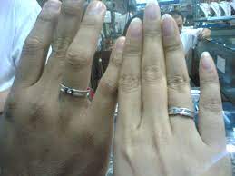 Tradisi mengenakan cincin pertunangan dan pernikahan di jari keempat tangan kiri (jari manis) berlanjut di as ada beberapa negara, kata zaven ghanimian, ceo simon g jewelry, di mana jari manis tangan kanan adalah pilihan yang lebih populer bagi pengantin pria dan wanita untuk mengenakan cincin mereka, seperti di rusia, yunani dan kolombia. Cincin Tunangan Di Jari