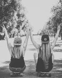 25 Senior Picture Poses That Will Make You Want To Go Back To School Friend Photoshoot Friend Poses Senior Pictures Poses