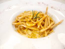 Nel frattempo cuocere i pici toscani in abbondante. Corso Cucina Pici Toscani Al Pepe Rosso Calabrese E Bottarga Di Muggine Adagiati Su Vellutata Di Ceci Di Colfiorito Accademia Italiana Chef Torino