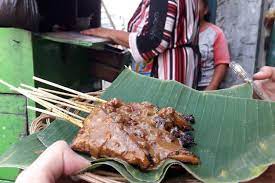 Dengan bahan dasar jeroan dan tempe gabus, sate kere adalah salah satu kuliner khas solo yang paling diincar. Sejarah Sate Kere Bukti Kreativitas Orang Solo Pada Masa Penjajahan Halaman All Kompas Com
