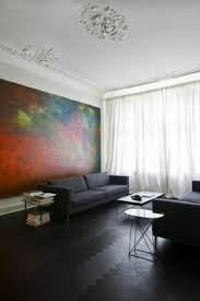 Disposez sur le sol un tapis rayé ou avec des motifs géométriques. 20 Idees Deco Pour Adopter Le Parquet Noir Dans Son Interieur