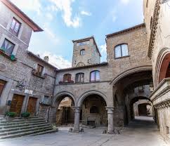 E poi c'è una gastronomia eccezionale, terme gratis e anche dei dintorni pieni di natura e borghi meravigliosi. Visitare Viterbo In Un Giorno Visit Viterbo