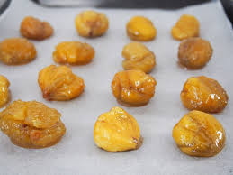 Praticare una piccola incisione su ciascuna castagna che comprenda l'intera circonferenza, poi immergere il tutto in una pentola piena d'acqua per una notte intera, in modo da poter togliere facilmente la buccia e la pelle. Marrons Glaces Candied Chestnuts Curious Cuisiniere