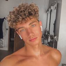 Transport D Humeur Des Yeux A L Ame Curly Hair Men Boys With Curly Hair Curly Hair Styles