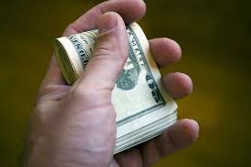 El dólar blue hoy cotizaba en alza y llegaba así a un máximo histórico de $147 durante una jornada con nuevas ventas por parte del banco central en el mercado legal. El Dolar Blue Volvio A Subir Y Se Acerco A Su Maximo Historico Politica La Voz Del Interior