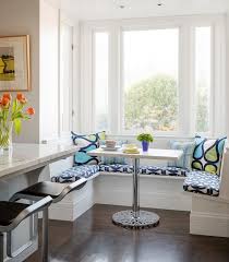 Coin Repas Dans La Cuisine Avec Banc D Interieur Au Rebord De La Fenetre Et Table A Pied Decoration Interieur Appartement Coin Repas Cuisine Banquette Cuisine