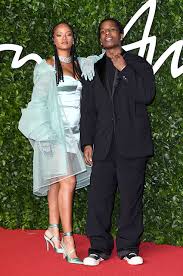 Рэпер a$ap rocky признался, что состоит в отношениях с певицей рианной. Smi Rianna Vstrechaetsya S Reperom A Ap Rocky Spletnik
