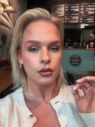 Who doesn't love a good mirror selfie every now and then 🥰