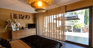 Parmi les possibilités offertes par le store moustiquaire à ouverture coulissante : Stores Interieurs Sur Mesure Venitiens Plisses Enroulables Komilfo