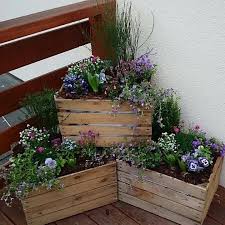 Crates In The Garden For A Rustic Look Crates F Gartengestaltung Ideen Crates Garden Gartengestaltun Rustic Garden Fence Garden Boxes Diy Small Gardens