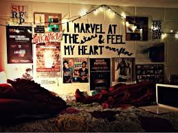 Pin By Kelsey Mcmillian On Lyrics 3 Cool Dorm Rooms Dorm Room Hipster Room Decor