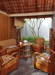 Kamar tidur rumah adat rembang memiliki ruang kamar tidur yang di pisahkan dengan kesel, kesel adalah pembatas papan jati yang berupa ukiran dan lukisan kaca Pin Oleh Okky Dwilaksono Putera Di Java Style Desain Interior Kafe Ruang Keluarga Tradisional Tata Letak Rumah