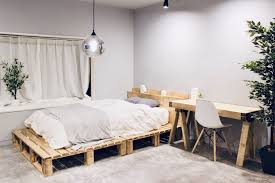 リノベーションした寝室に机を自作 ソーホースブラケットで簡単テーブルをdiy vol 36 無印良品のようなナチュラルテイストな仕上がりに ソーホースブラケット インテリアデザイン ソーホース