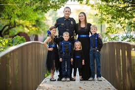 Police Officer Family Session In 2020 Family Posing Portrait Photo Family Photography