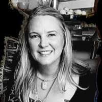 Kari Winters's Instagram, Twitter & Facebook