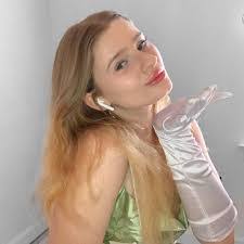 Chelsea Conroy's Instagram, Twitter & Facebook