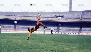 Cristiano ronaldo quizo imitar las chilenas de hugo sanchez y esto pasoooooooo. Hugo Sanchez Real Madrid Chilena