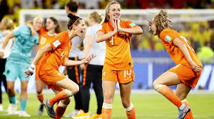 Omdat de selectie uit slechts 18 speelsters mag bestaan, zijn renate jansen, loes geurts, anouk dekker en inessa kaagman aangewezen als wisselspeelsters. Naar De Finale Jackie Groenen Brengt Nederland In Extase Rtl Nieuws