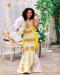8 Gorgeous Kente Styles For Tuesday Check It Out Coiffure De Mariage Indienne Tenue Mariage Tenue Mariage Traditionnel