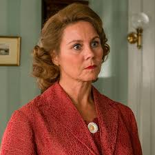 Fangede du den royale detalje i 'Badehotellet'? Fru Madsen med  dronningesmykker