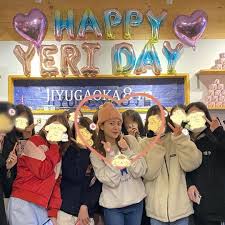 Rabu (3/3), yeri memposting foto dirinya di depan truk kopi yang dikirim oleh sesama member red velvet serta nayeon ke lokasi syuting drama . Red Velvet S Yeri Visits Her Birthday Cafe Event Hosted By Fans With Good Friend Twice S Nayeon Allkpop