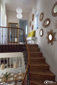 La Maison De Florence Bouvier Une Collection De Miroirs Soleil En Rotin Vintage Decoration Escalier Idee Deco Escalier Deco Maison
