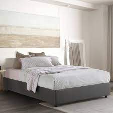 5600 sommier è un letto estremamente essenziale, senza testiera, ma con un design inconfondibile di sapore retrò, definito dall'ampiezza del giroletto e dall'eleganza dei piedi in legno. Sommier Letto Imbottito Senza Testata Personalizzabile Anche Con Contenitore Vari Colori E Misure Insedia It Sedie Tavoli E Arredamento Vendita Online