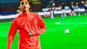 ونفى كريم فؤاد في تصريحات صحفية توقيعه على أي عقود للانضمام لصفوف الأهلي خلال الفترة الحالية، حيث أكد اللاعب أنه مازال مرتبط بعقد مع نادي نجوم المستقبل ولا يحق له. ÙƒØ±ÙŠÙ… ÙØ¤Ø§Ø¯ ÙŠÙƒØ´Ù Ø­Ù‚ÙŠÙ‚Ø© Ø§Ù†ØªÙ‚Ø§Ù„Ù‡ Ø¥Ù„Ù‰ Ø§Ù„Ø£Ù‡Ù„ÙŠ Ø¨Ø·ÙˆÙ„Ø§Øª