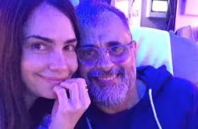 En la tarde del sábado, jorge rial y romina pereiro dieron el sí en un casamiento íntimo, rodeado de amigos y sin celulares dentro del salón. Un Romantico Asi Le Propuso Casamiento Jorge Rial A Romina Pereiro