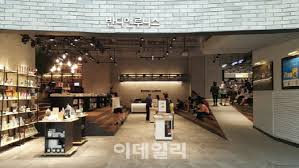 반디앤루니스 는 대한민국 서울특별시 서초구 서초동 에 본사를 둔 서점 유통 및 출판사 인 주식회사 서울문고 (株式會社 서울文庫)의 서점 브랜드 이름이다. Fiagkl8ebi8onm