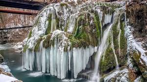 Cascada bigar, care se afla pe valea minisului, in muntii aninei, judetul caras severin.aspectul inedit este dat de inaltimea de 7 metri de la care curge apa, direct pe un bloc de tuf calcaros.zona izvorul sau izbucului bigar este inclusa din anul 2000 in parcul national cheile. Cum AratÄƒ Cascada BigÄƒr Iarna Unde Se AflÄƒ Aceasta