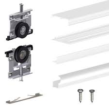 Un kit complet de porte de placard coulissante. Kit Porte De Placard Coulissante Rue Du Commerce