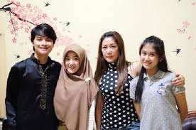 Scroll below and check more details. Larissa Chou Menantu Ustaz Arifin Rayakan Imlek Alvin Faiz Ikut Berpesta Semua Halaman Nova