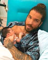 Mon nouveau Loup 🐒 -La plus belle et le plus beau ❤️ -né presque identique  au plus beau @romainlbegin (photo il y a 14ans/une semaine) Un énorme merci  au personnel hospitalier qui