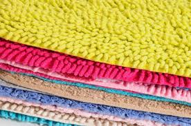 Die qualitativ sehr hochwertigen bodenbeläge zeichnen sich durch ihr zotteliges. Teppich Einfarben So Bekommen Alte Teppiche Einen Neuen Look Heimwerkertricks Net