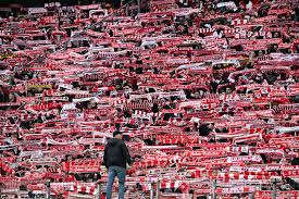 Fußballspiele mit Sicherheitsmaßnahmen: Polizei stoppt Kölner Fans auf Raststätte in Siegburg