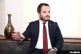 Arda ermut, boğaziçi üniversitesi siyaset bilimi ve uluslararası i̇lişkiler bölümü'nden 2004 yılında mezun oldu ve 2005 yılında başbakanlık basın ve halkla i̇lişkiler müşaviri olarak göreve başladı. T C Basbakanlik Turkiye Yatirim Destek Ve Tanitim Ajansi Yonetim Kurulu Baskani Arda Ermut Uluslararasi Yatirimciyi Onemsiyoruz Yenibirlik Gazetesi