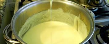Sopas cremosas ou creme de vegetais geralmente começam com um a proporção mais básica é de 1 e 1/2 colheres de sopa de manteiga a 1 e 1/2 colheres de farinha por cada xícara de leite. Como Fazer Molho Branco Para Sua Lasanha