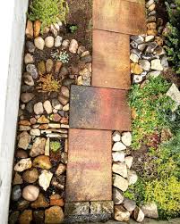 Neben Dem Weg Wuchs Einfach Kein Gras Und Da Kam Mir Die Idee Warum Setzt Ich Nicht Einfach Steine Und Setzt Dazw Gartenarbeit Steingartenpflanzen Garten Deko