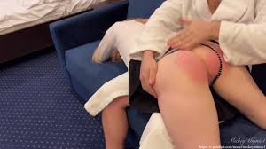 火辣的 打屁股 视频 - 女学生 被扇 高潮