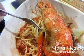 Goreng cabai dan bawang putih sebentar saja lalu di ulek kasar saja. Sambal Udang Kering Pedas