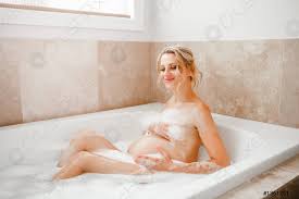 Ma arriverà, tranquillo ero basito. Felice Sana Gravidanza Ritratto Di Incinta Bionda Donna Caucasica Lavaggio Foto D Archivio Crushpixel