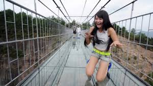 În china, foarte mult iubesc podeaua şi poduri de sticlă transparentă. Scene Terifiante Podul De SticlÄƒ Din China S A Spart Sub Pasii Turistilor ToatÄƒ Lumea Å£ipa