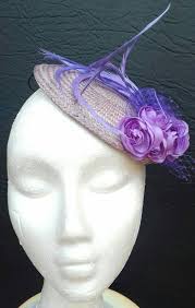 Tocado Flores y Plumas, Tocado Morado, Tocado Boda, Tocado Invitada, Tocado  Buntal, Complementos Mujer, Complementos Boda, Bodas