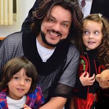 4,7 млн подписчиков, 2 231 подписок, 6 061 публикаций — посмотрите в instagram фото и видео филипп киркоров (@fkirkorov). Filipp Kirkorov Otkazalsya Vystupat V Novyj God Za 12 5 Milliona Rublej Chtoby Provesti Vremya S Detmi Vokrug Tv